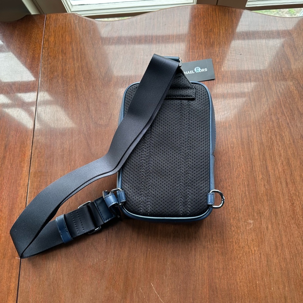 Cooper Medium‎ Ombré Logo Sling Pack - Picture 3 of 6